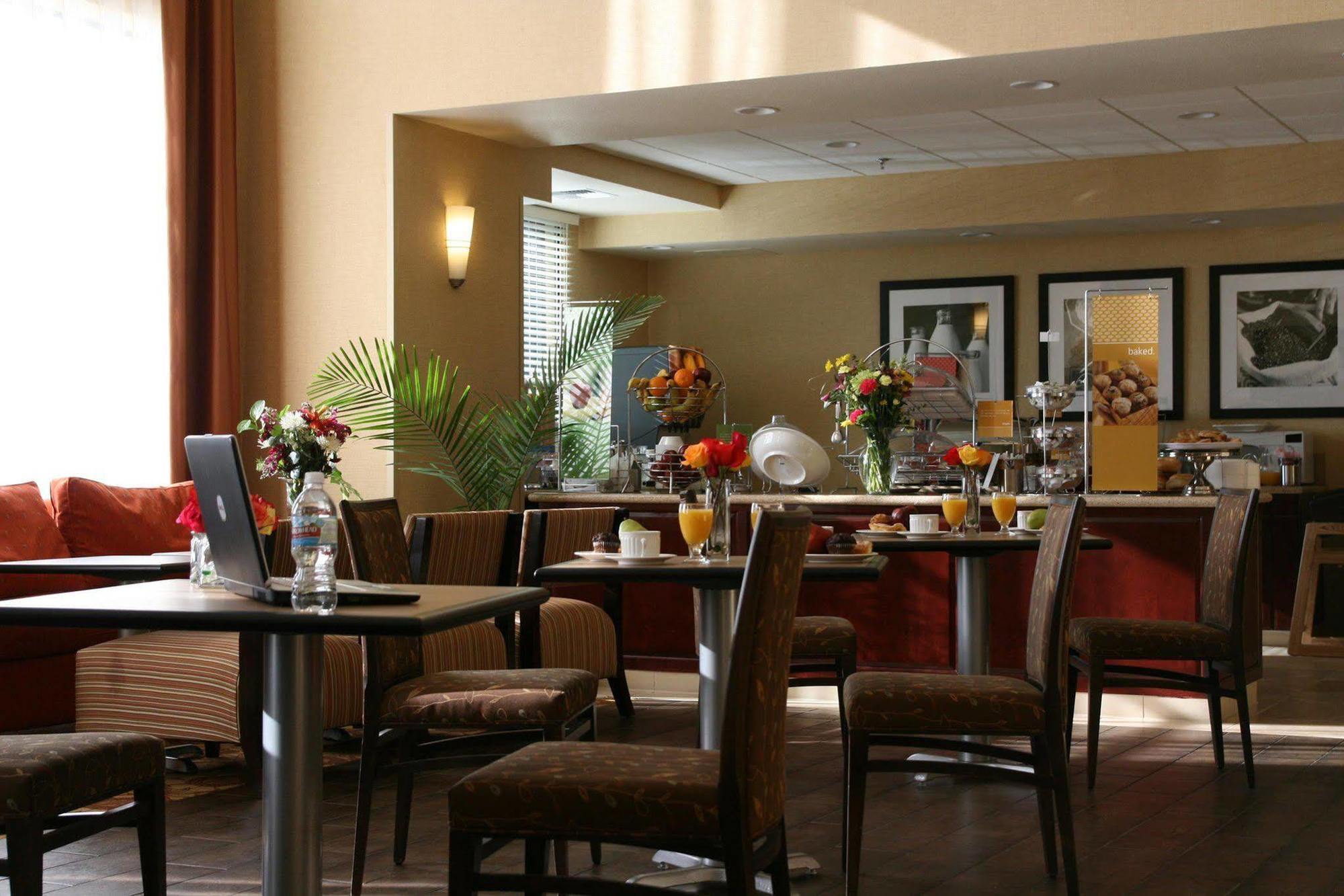 Hampton Inn & Suites Oakland Airport-Alameda Restaurant photo